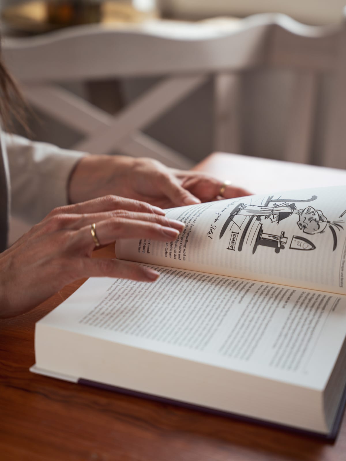 Hände beim Lesen eines Fachbuchs